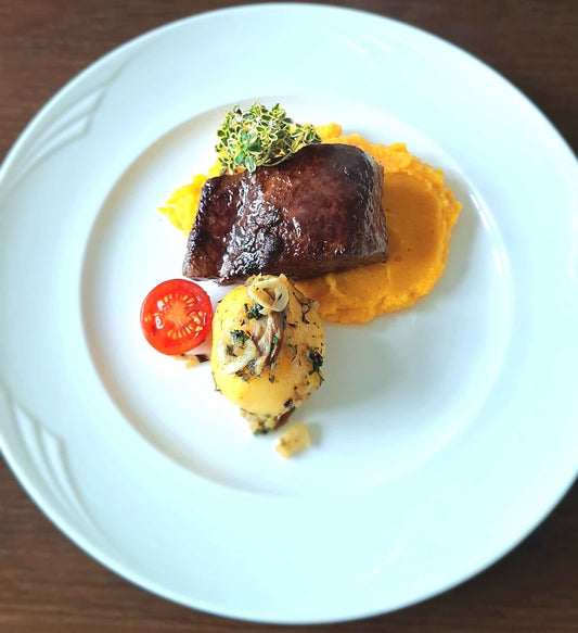 Gegrilltes Straußenfilet auf Butterkürbis-Porridge