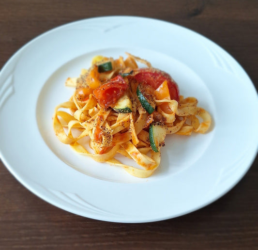 Frische Tagliatelle mit mediterranem Gemüse & NATUROA Kraftklang